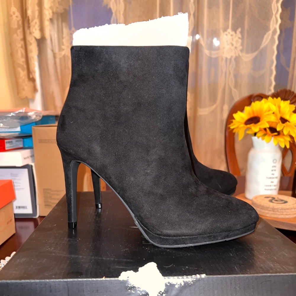 Forever 21 size 7 1/2 black heeled boot.